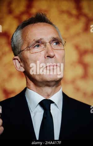 Jens Stoltenberg, Generalsekretär der Organisation des Nordatlantikvertrags (NATO), bei einem Treffen im französischen Ministerium für Europa und auswärtige Angelegenheiten, um die Ziele der französischen Präsidentschaft der Europäischen Union und die Aushandlung des nächsten strategischen Konzepts der NATO zu diskutieren. Paris, Frankreich, 10. Dezember 2021. Foto von Florent Bardos/ABACAPRESS.COM Quelle: Abaca Press/Alamy Live News Stockfoto