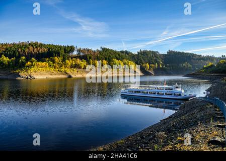 OKERTALSPERRE, DEUTSCHLAND - 22. Okt 2021: Eine schöne Szene der Okertalsperre ist ein Damm bei Altenau im Harz in Deutschland Stockfoto