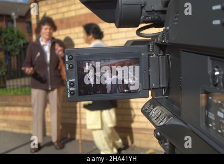 Eine Videokamera, die für eine Szene vor Ort aufgestellt und aufgereiht wurde. Stockfoto