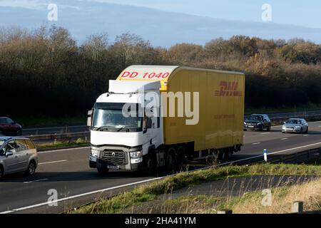 DHL LKW auf der Autobahn M40, Warwickshire, UK Stockfoto