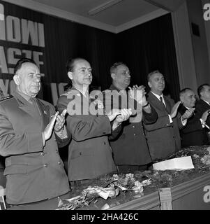 Katowice, 1970-02-12. Na zaproszenie ministra obrony narodowej, genera³a broni Wojciecha Jaruzelskiego, przyby³ do Polski marsza³ek Zwi¹zku Socjalistycznych Republik Radzieckich, Andriej Greczko. Trzeciego dnia wizyty, odby³o siê w Katowicach spotkanie z aktywem partyjnym, w Wojewódzkiej Szkole Partyjnej. NZ. od prawej: ambasador ZSRR w Polsce - Awierkij Aristow, I sekretarz KW PZPR w Katowicach - Edward Gierek, marsza³ek ZSRR - Andriej Greczko, genera³ broni Wojciech Jaruzelski, szef polityczny sztabu gen. ZSRR Aleksiej Aleksiejewicz Jepiszew. Ad PAP/Stanis³aw Jakubowski Katowice, 2. Februar, Stockfoto