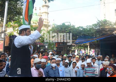 Kalkutta, Indien. 10th Dez 2021. Muslimische Gemeinden zollen Indiens Verteidigungschef General Bipin Rawat, der bei einem Hubschrauberabsturz mit 13 anderen Menschen getötet wurde, ihre Anerkennung und zollen Indiens Verteidigungschef General Bipin Rawat und 13 anderen Menschen stille Ehre. (Foto von Rahul Sadhukhan/Pacific Press) Quelle: Pacific Press Media Production Corp./Alamy Live News Stockfoto