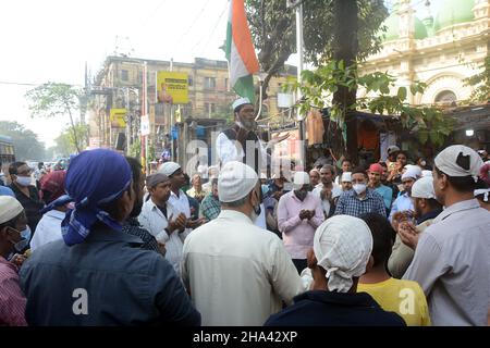 Kalkutta, Indien. 10th Dez 2021. Muslimische Gemeinden zollen Indiens Verteidigungschef General Bipin Rawat, der bei einem Hubschrauberabsturz mit 13 anderen Menschen getötet wurde, ihre Anerkennung und zollen Indiens Verteidigungschef General Bipin Rawat und 13 anderen Menschen stille Ehre. (Foto von Rahul Sadhukhan/Pacific Press) Quelle: Pacific Press Media Production Corp./Alamy Live News Stockfoto