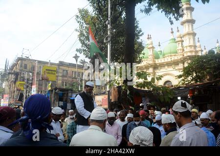 Kalkutta, Indien. 10th Dez 2021. Muslimische Gemeinden zollen Indiens Verteidigungschef General Bipin Rawat, der bei einem Hubschrauberabsturz mit 13 anderen Menschen getötet wurde, ihre Anerkennung und zollen Indiens Verteidigungschef General Bipin Rawat und 13 anderen Menschen stille Ehre. (Foto von Rahul Sadhukhan/Pacific Press) Quelle: Pacific Press Media Production Corp./Alamy Live News Stockfoto