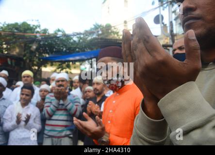 Kalkutta, Indien. 10th Dez 2021. Muslimische Gemeinden zollen Indiens Verteidigungschef General Bipin Rawat, der bei einem Hubschrauberabsturz mit 13 anderen Menschen getötet wurde, ihre Anerkennung und zollen Indiens Verteidigungschef General Bipin Rawat und 13 anderen Menschen stille Ehre. (Foto von Rahul Sadhukhan/Pacific Press) Quelle: Pacific Press Media Production Corp./Alamy Live News Stockfoto