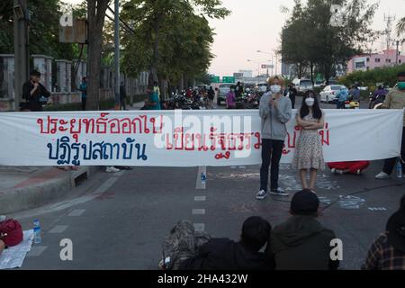 Bangkok, Thailand. 08th Dez 2021. Die Demonstranten hielten Reden, in denen die Freilassung politischer Gefangener gefordert wurde. (Foto von Atiwat Silpamethanont/Pacific Press) Quelle: Pacific Press Media Production Corp./Alamy Live News Stockfoto