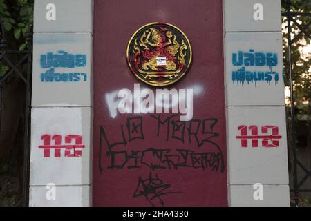 Bangkok, Thailand. 08th Dez 2021. Demonstranten besprühen die Wände des Gefängnisses mit Botschaften, die die Freilassung politischer Gefangener und die Aufhebung des Artikels 112 forderten. (Foto von Atiwat Silpamethanont/Pacific Press) Quelle: Pacific Press Media Production Corp./Alamy Live News Stockfoto