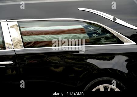 Washington, DC, USA. 10. Dezember 2021: Die Schatulle von Sen. Bob Dole (R-Kan.) wird in einem Leichenwagen gesehen, nachdem er am Freitag, dem 10. Dezember 2021, im US-Kapitol in Washington, DC, im Staat gelegen hatte. Foto von Greg Nash/UPI Kredit: UPI/Alamy Live Nachrichten Kredit: UPI/Alamy Live Nachrichten Stockfoto