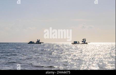 Fischerboote am tropischen mexikanischen Strand Panoramablick mit türkisblauem Wasser von Playa 88 und Punta Esmeralda in Playa del Carmen Mexiko. Stockfoto