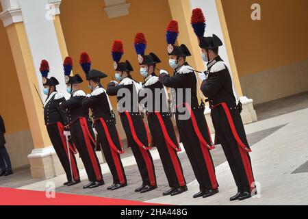 Cittaducale, Italien. 10th Dez 2021. Cittaducale (Rieti), 10th. Dezember 2021 der Verteidigungsminister, Hon. Lorenzo Guerini, besucht in Begleitung des Generalkommandanten des Carabinieri-Korps, Generalleutnant Teo Luzi, die Carabinieri-Forstschule in Cittaducale. Er wurde vom Kommandanten der Schule Brigadier General Donato Monaco begrüßt. Auf dem Foto: Carabinieri Ehrenwache Kredit: Independent Photo Agency/Alamy Live News Stockfoto