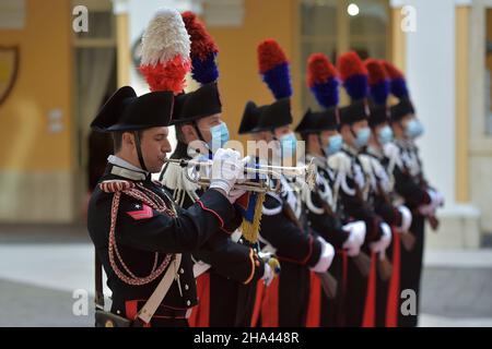 Cittaducale, Italien. 10th Dez 2021. Cittaducale (Rieti), 10th. Dezember 2021 der Verteidigungsminister, Hon. Lorenzo Guerini, besucht in Begleitung des Generalkommandanten des Carabinieri-Korps, Generalleutnant Teo Luzi, die Carabinieri-Forstschule in Cittaducale. Er wurde vom Kommandanten der Schule Brigadier General Donato Monaco begrüßt. Auf dem Foto: Carabinieri Ehrenwache Kredit: Independent Photo Agency/Alamy Live News Stockfoto