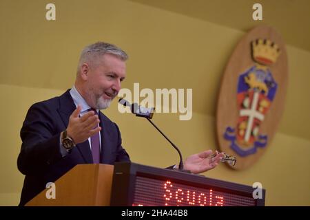 Cittaducale, Italien. 10th Dez 2021. Cittaducale (Rieti), 10th. Dezember 2021 der Verteidigungsminister, Hon. Lorenzo Guerini, besucht in Begleitung des Generalkommandanten des Carabinieri-Korps, Generalleutnant Teo Luzi, die Carabinieri-Forstschule in Cittaducale. Er wurde vom Kommandanten der Schule Brigadier General Donato Monaco begrüßt. Auf dem Foto: Verteidigungsminister Lorenzo Guerini Kredit: Unabhängige Fotoagentur/Alamy Live News Stockfoto