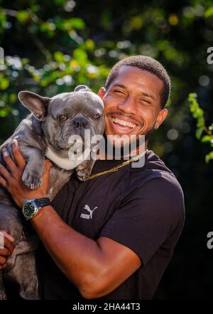 Cricketspieler Chris Jordan und sein französischer Bullenhund Griffin. Nur für redaktionelle Verwendung Bild von Jim Holden Stockfoto