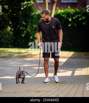 Cricketspieler Chris Jordan und sein französischer Bullenhund Griffin. Nur für redaktionelle Verwendung Bild von Jim Holden Stockfoto