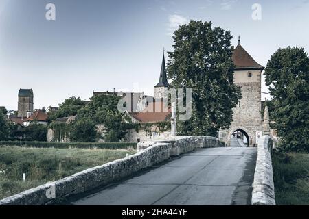 Brücke über die Rodach mit Blick auf das Stadttor Rothenberger und die mittelalterliche Stadt Seßlach im oberfränkischen Coburg Stockfoto