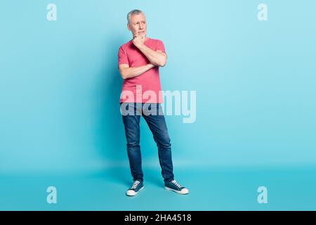 In voller Länge Körper Größe Foto betrachtete Geschäftsmann bekam Idee suchen Copyspace isoliert pastellblau Farbe Hintergrund Stockfoto