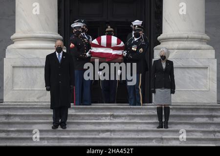 Washington, Usa. 10th Dez 2021. Die Polizeibeamten des US-Kapitols stehen auf der Hut, als Senatsfeldwebel bei Arms Karen Gibson (R) und der Stabsfeldwebel bei Arms William J. Walker (L) einen gemeinsamen militärischen Ehrengarde anführen, während sie die Schatulle des verstorbenen Senators Robert Dole (R-KS) die Stufen des US-Kapitols entlang tragen Nachdem er am 10. Dezember 2021 in Washington, DC, im Staat gelegen hatte. Pool Foto von Anna Moneymaker/UPI Kredit: UPI/Alamy Live News Stockfoto