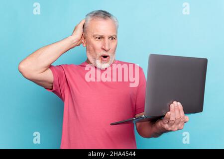 Foto Porträt Ältester Mann arbeiten auf Laptop erstaunt starrte geöffneten Mund isoliert pastellblauen Hintergrund Stockfoto