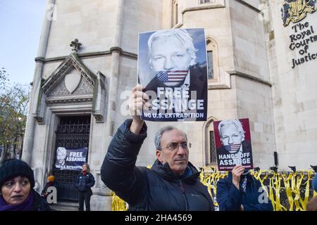 Ein Protestler hält während der Demonstration ein Plakat mit dem Titel "frei Julian Assange".Demonstranten versammelten sich vor den königlichen Gerichtshöfen zur Unterstützung von Julian Assange, als die US-Regierung ihre Berufung gegen die Entscheidung, den WikiLeaks-Gründer nicht auszuliefern, gewinnt. (Foto von Vuk Valcic / SOPA Images/Sipa USA) Stockfoto