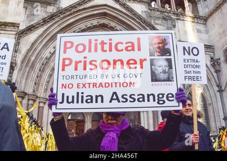 Ein Protestler hält während der Demonstration ein Plakat mit einem "politischen Gefangenen" in der Hand.Demonstranten versammelten sich vor den Royal Courts of Justice zur Unterstützung von Julian Assange, als die US-Regierung ihre Berufung gegen die Entscheidung, den WikiLeaks-Gründer nicht auszuliefern, gewinnt. (Foto von Vuk Valcic / SOPA Images/Sipa USA) Stockfoto