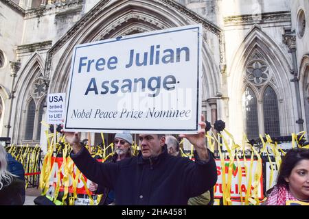 Ein Protestler hält während der Demonstration ein Plakat mit dem Titel "frei Julian Assange".Demonstranten versammelten sich vor den königlichen Gerichtshöfen zur Unterstützung von Julian Assange, als die US-Regierung ihre Berufung gegen die Entscheidung, den WikiLeaks-Gründer nicht auszuliefern, gewinnt. (Foto von Vuk Valcic / SOPA Images/Sipa USA) Stockfoto