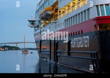 Hurtigruten Schiff im Hafen, Bronnoysund, Norwegen Stockfoto