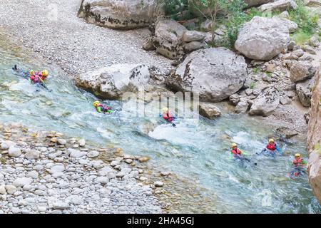 Gruppe von Menschen Canyoning im Fluss Verdon, Gorges du Verdon, Alpes de Haute Provence, Provence, Frankreich Stockfoto