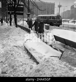 Warszawa, 1969-12. Kilkunastocentymetrowy œnieg zasypa³ samochody, ulice i place. Warszawiacy musieli zmierzyæ siê z ogromnymi zaspami œniegu. NZ. Zaspy œniegu na Placu Konstytucji. pw PAP/Henryk Rosiak Dok³adny dzieñ wydarzenia nieustalony. Warschau, Dezember 1969. Über 10 cm Schnee fielen im Dezember. Straßen, Parks, Autos waren mit Schnee bedeckt. Es gab riesige Schneebänke. Im Bild: Schneebänke auf dem Konstytucji-Platz. pw Stockfoto