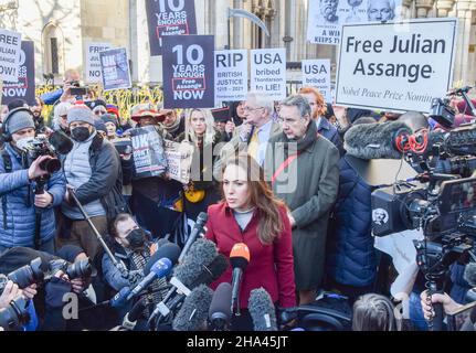 London, Großbritannien. 10th Dez 2021. Assanges Partnerin Stella Moris spricht nach dem Gerichtsurteil mit den Medien.Demonstranten versammelten sich vor den königlichen Gerichtshöfen zur Unterstützung von Julian Assange, als die US-Regierung ihre Berufung gegen die Entscheidung, den WikiLeaks-Gründer nicht auszuliefern, gewinnt. Kredit: SOPA Images Limited/Alamy Live Nachrichten Stockfoto