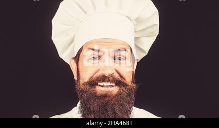 Männliche Köche isoliert auf schwarz. Lustige Koch mit Bart kochen. Bartmann und Schnurrbart tragen Lätzchen Schürze. Windeliger Mann. Portrait eines glücklichen Küchenchefs Stockfoto