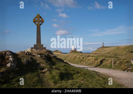 Großbritannien, Wales, Anglesey, Llanddwyn Island, Ynys Llanddwyn, Tŵr Bach Leuchtturm und Kreuze Stockfoto