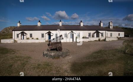Großbritannien, Wales, Anglesey, Llanddwyn Island, Ynys Llanddwyn, Pilots’ Cottages und Kanonen Stockfoto