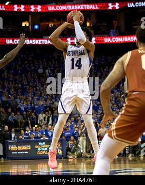 Newark, New Jersey, USA. 10th Dez 2021. Seton Hall Pirates Wache Jared Rhoden (14) in der zweiten Hälfte im Prudential Center in Newark, New Jersey am Donnerstag, den 9 2021. Dezember. Seton Hall besiegte Texas 64-60. Duncan Williams/CSM/Alamy Live News Stockfoto