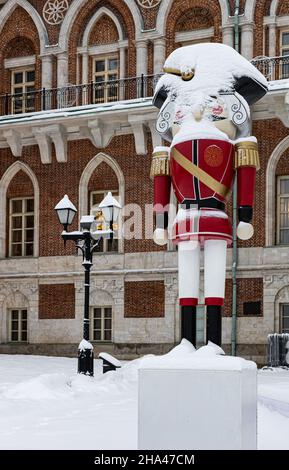 Moskau, Russland - 07. Dezember 2021: Große Figur eines Nussknackers, der mit Schnee bedeckt steht. Hochwertige Fotos Stockfoto