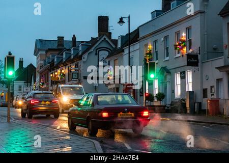 Abgase von Autos, die im Dezember 2021 in der Abenddämmerung durch den viel befahrenen Straßenverkehr entstehen und die Luftverschmutzung in einem Stadtzentrum, England, Großbritannien, verursachen. Stockfoto