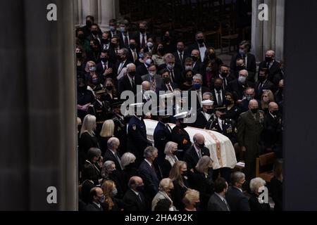 Washington DC, USA. 10th Dez 2021. Sarg beim Gedenkgottesdienst von Senator Robert Dole in der National Cathedral in Washington am 10. Dezember 2021. Foto von Yuri Gripas/ABACAPRESS.COM Quelle: Abaca Press/Alamy Live News Stockfoto