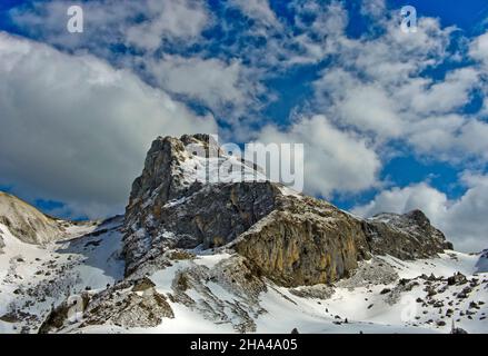 Der schneebedeckte Gipfel des Chateau d'Oche in chablais, frankreich, im Winter, bernex, frankreich Stockfoto