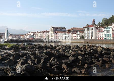 Ciboure (Geburtsort von Maurice Ravel) und die Kirche St. Vincent aus dem 16th. Jahrhundert vom Hafen von St. Jean de Luz aus gesehen, Pays Basque, Frankreich. Stockfoto