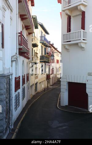 Typische baskische Straße und Architektur in St. Jean de Luz, einem beliebten Badeort im Baskenland, Pyrenees Atlantiques, Frankreich Stockfoto