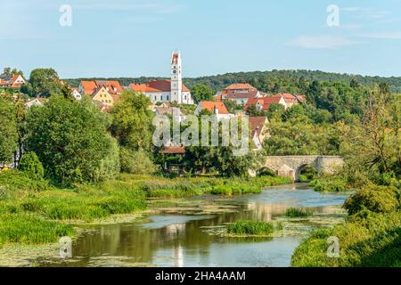 Flusslandschaft im Wörnitzer Tal bei Harburg mit der Herz-Jesu-Kirche im Hintergrund, Schwaben, Bayern, Deutschland Stockfoto