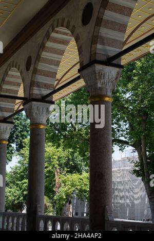 Vertikale Aufnahme von Säulen im Topkapi-Palast in Istanbul Stockfoto