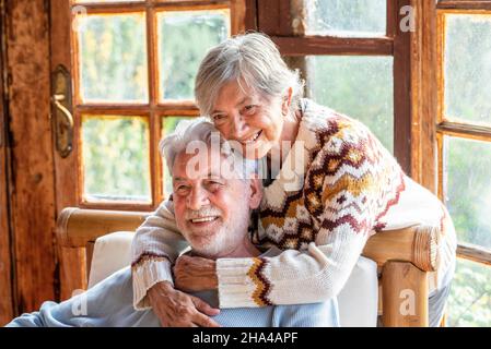 Paar ältere Menschen genießen die Zeit zu Hause zusammen umarmen und lieben. Porträt von älteren alten Mann und Frau in der Liebe. Konzept für das Leben für immer und glücklich im Alter Menschen Stockfoto