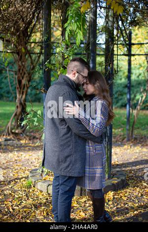 Umarmen weißen jungen europäischen Mann und Frau im Park Stockfoto