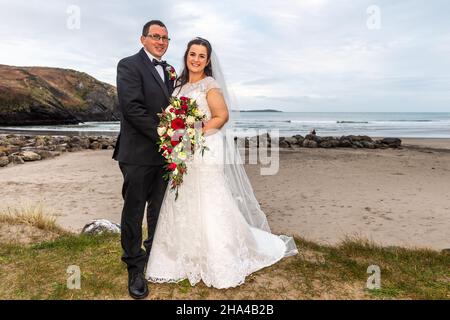 Rosscarbery, West Cork, Irland. Dezember 2021. Fiona Waugh aus Bandon und Robert Liston aus West Limerick heirateten heute in der St. Patrick’s Church in Bandon. Nachdem sie am Strand von Warren Fotos gemacht hatten, gingen sie zum Celtic Ross Hotel in Rosscarbery für ihren Empfang. Quelle: AG News/Alamy Live News Stockfoto