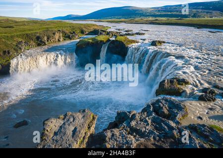 Luftaufnahme des wunderschönen Wasserfalls von godafoss nach Regentagen, Island in der Sommersaison. Stockfoto