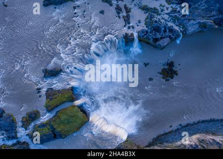 Die Luftaufnahme von oben nach unten auf den schönen Wasserfall von godafoss bei Link Sonnenuntergang, island in der Sommersaison. Stockfoto
