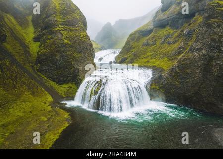 Schöne Luftaufnahme von stjornarfoss Wasserfällen in der Sommersaison. island. Stockfoto