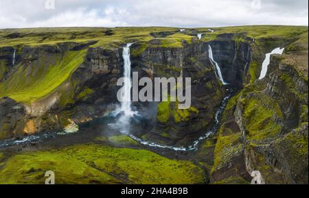 Dramatische Landschaft von epischen Haifoss Wasserfall in landmannalaugar Canyon, island. Luftaufnahme Drohne. Stockfoto