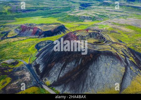 Luftpanorama von Island aus auf den Grabrok-Vulkan und das Lava-Tal. Stockfoto