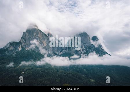 valentinskirche, seis am schlern, italien. schlernberg mit Regenwolken im Hintergrund. Stockfoto